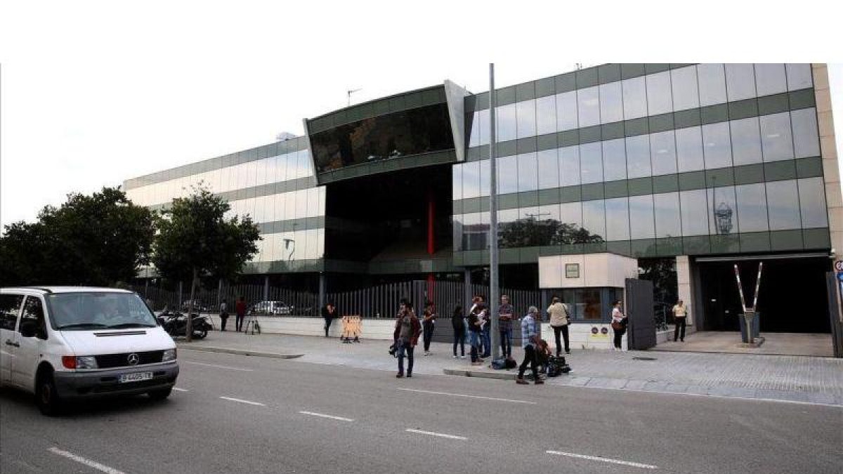 La fachada del CTTI donde esta mañana ha entrado la Guardia Civil.-RICARD CUGAT