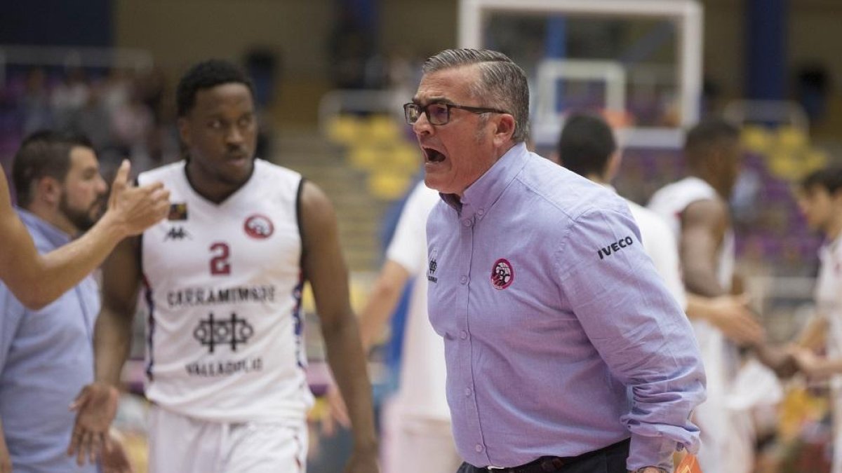 Paco García en estado puro durante el transcurso de un partido en el playoff ante Melilla.-J. C. CASTILLO