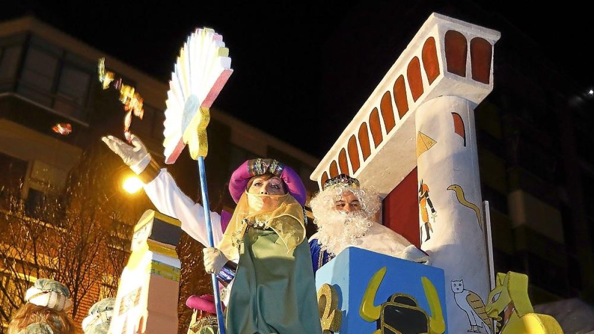 El rey Melchor con uno de sus pajes en el desfile en Pajarillos.-J. M. LOSTAU