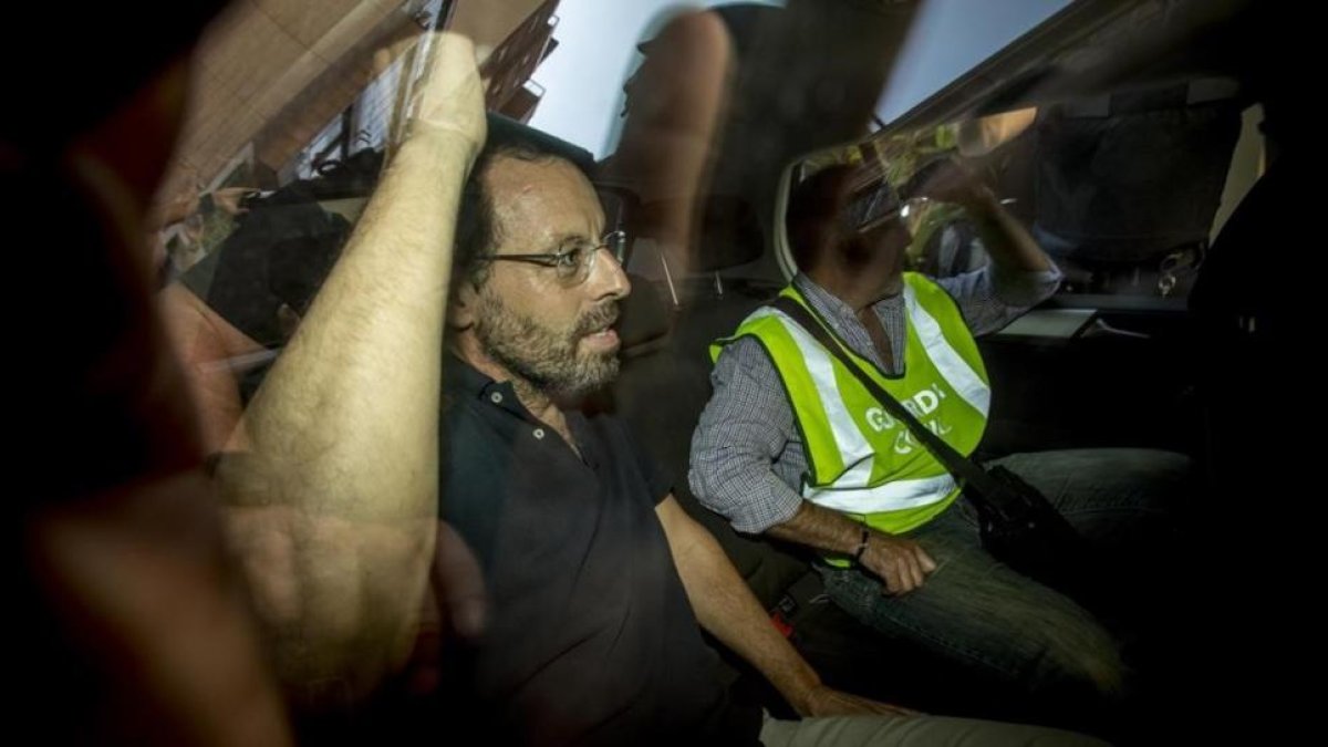 Sandro Rosell sale detenido de su domicilio de Barcelona, el pasado 23 de mayo.-FERRAN NADEU