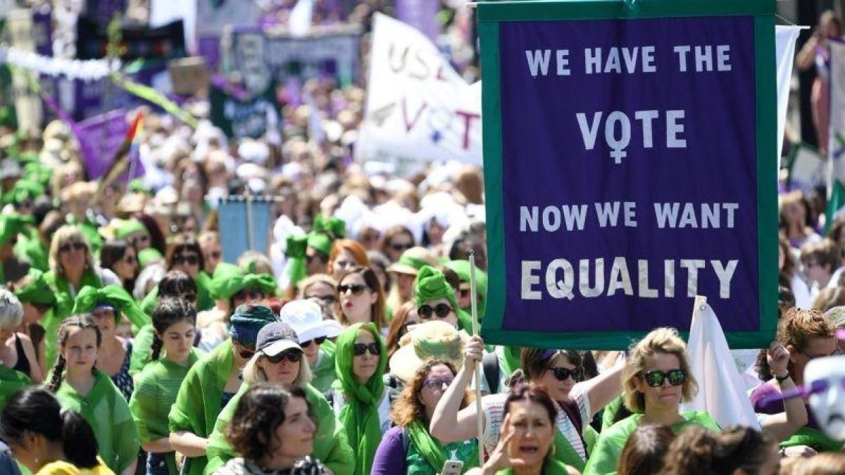 Momento de la manifestación por el centenario del sufragio femenino, a su paso por Picadilly, este domingo en Londres.-GETTY IMAGES / CHRIS J. RATCLIFFE