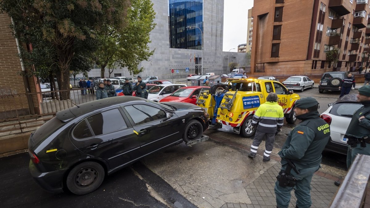 Operación de la Guardia Civil en la que se han intervenido varios vehículos robados en la calle Gavilla.- PHOTOGENIC/PABLO REQUEJO