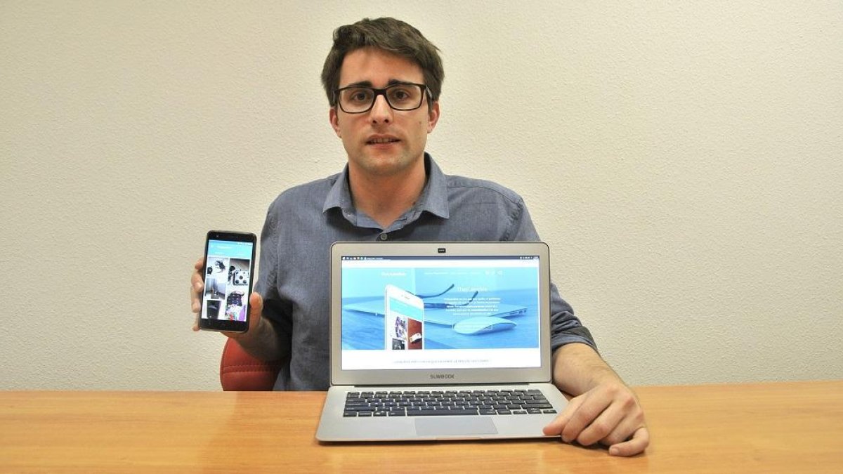 Javier Artiga muestra la aplicación que ha desarrollado junto a sus compañeros de clase para facilitar préstamos de objetos personales .-VALENTÍN GUISANDE