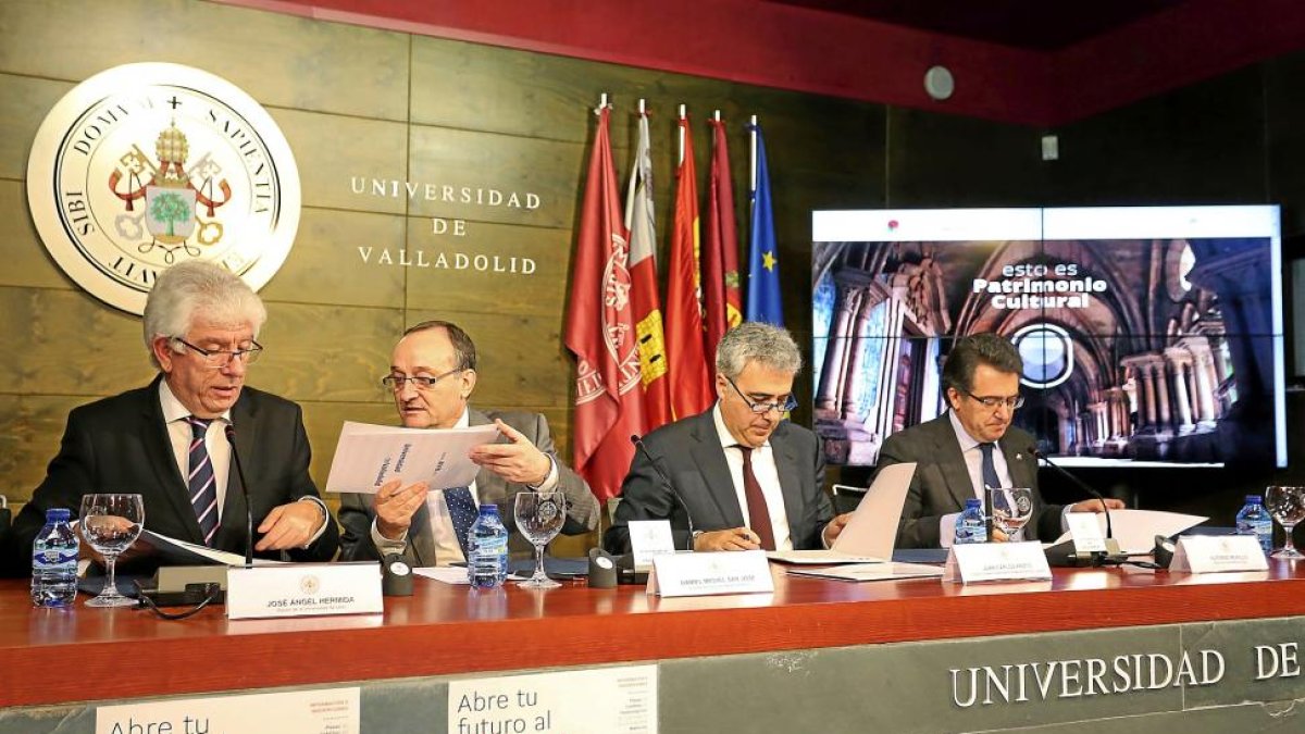 Los rectores de las Universidades de León, Valladolid y Burgos, junto con el director de la Fundación Santa María, en la firma de un convenio.-ICAL
