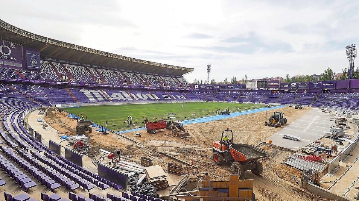 Aspecto ayer a mediodía del interior del estadio Zorrilla. La zona de malla azul y de tierra quedaron por la noche cubiertas de césped.-M.Á. SANTOS