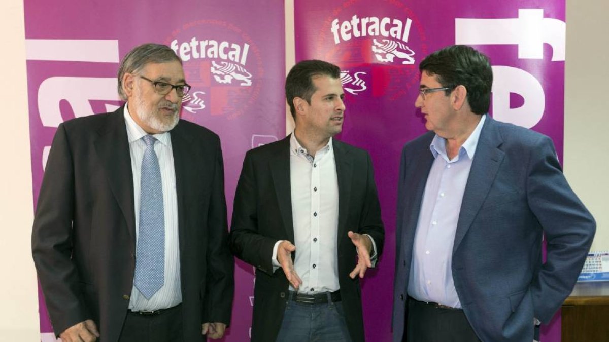 El candidato del PSOE a la Presidencia de la Junta, Luis Tudanca, se reúne con el presidente de la Federación de Transportistas de Mercancías (Fetracal), Juan Luis Feltrero (D), y con el secretario, Miguel Olmos-Ical