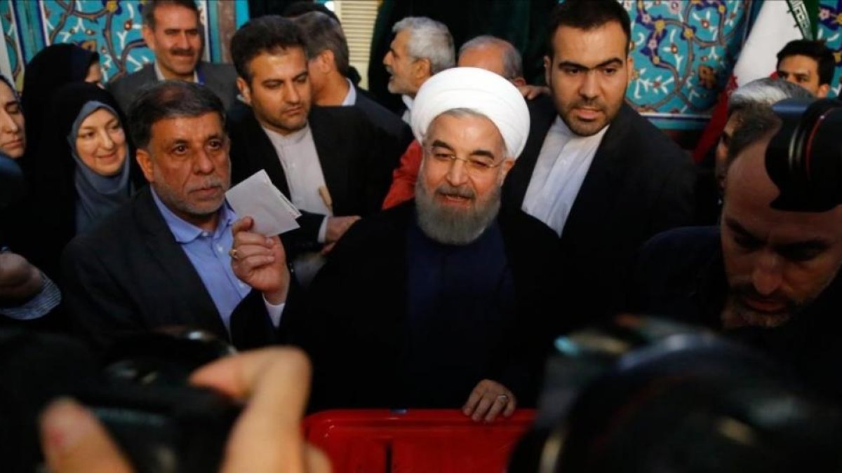 El presidente de Irán, Hasán Rohaní, vota en Teherán.-ABEDIN TAHERKENAREH