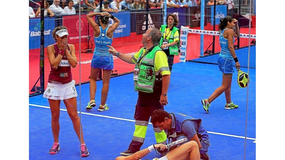 Las asistencias médicas atienden a Salazar tras sufrir su lesión de rodilla.-MONTSE ÁLVAREZ