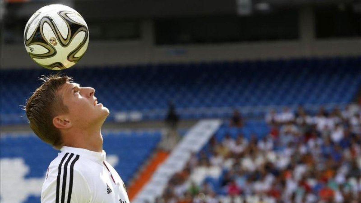 Toni Kroos, durante su presentación como jugador del Madrid en julio del 2014.-JUAN MANUEL PRATS