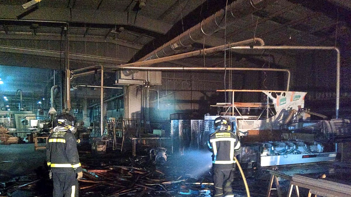 Bomberos de la Diputación sofocan el incendio en una nave de Íscar. BOMBEROS DIPUTACIÓN