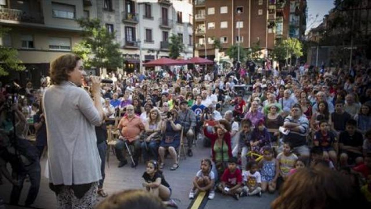 Encuentro de Colau con vecinos en la plaza de Navas del Poble-sec, en junio.-CARLOS MONTAÑES