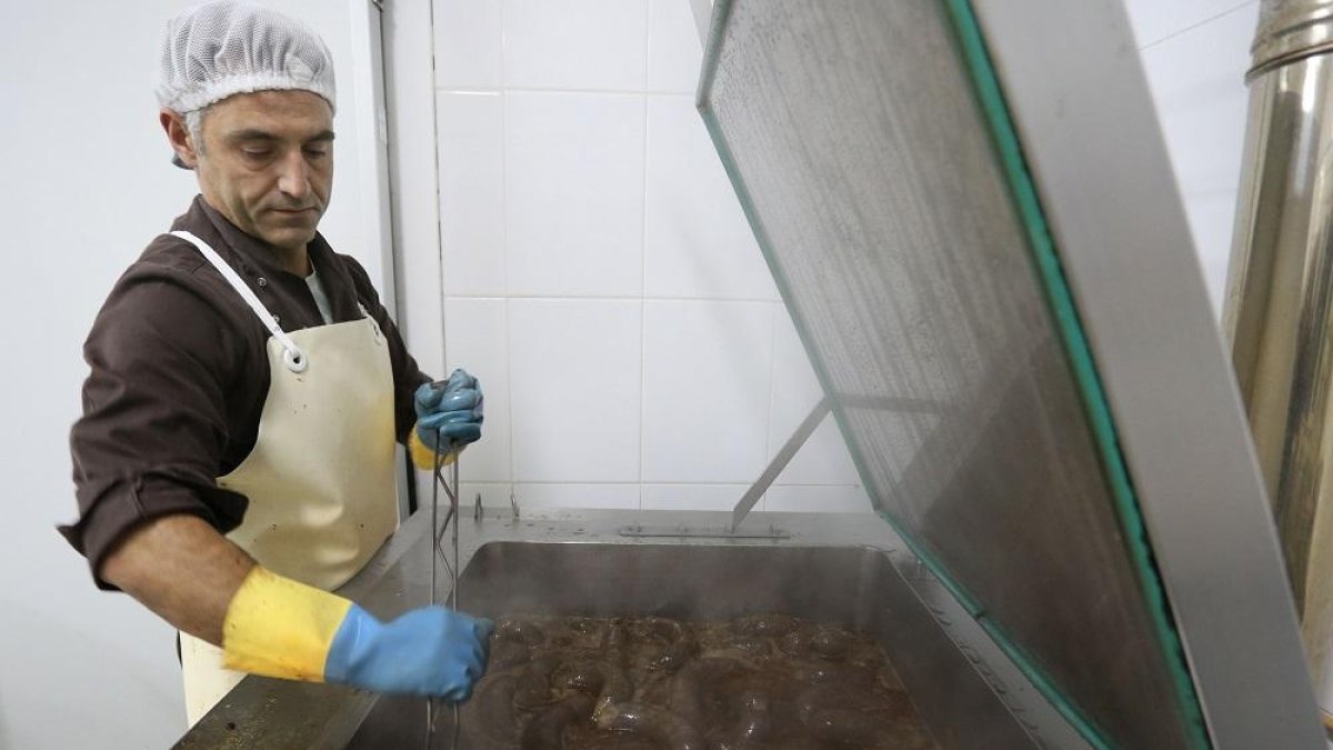 David Ramos cuece las morcillas que acaba de elaborar y en las que ha sustituido el arroz por lentejas.-MANUEL BRÁGIMO