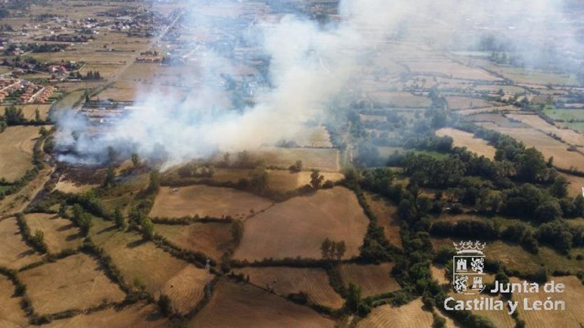Imagen del incendio en Villaquilambre, León.-EMERGENCIAS 112 TWITTER
