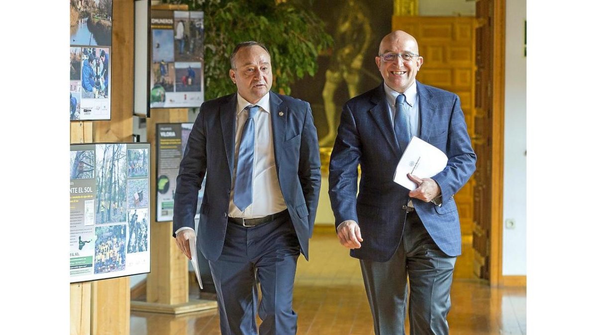 Daniel Miguel y Jesús Julio Carnero ayer, minutos antes de la presentación del plan.-EL MUNDO
