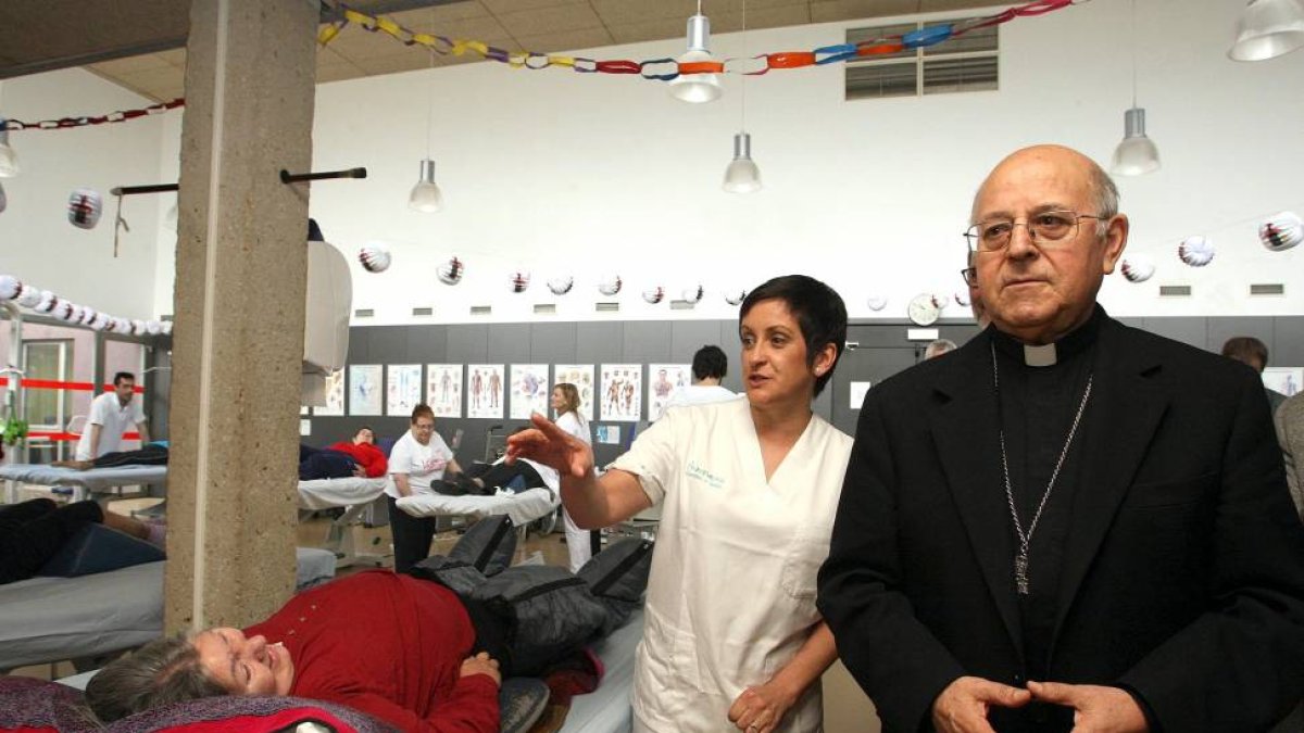 El arzobispo de Valladolid y presidente de la Conferencia Episcopal, Ricardo Blázquez, visita la sede de Aspaym Castilla y León-Ical