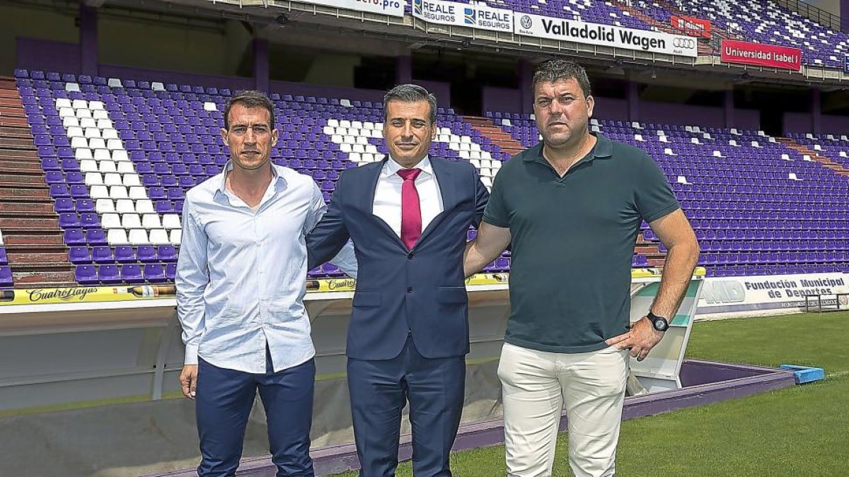 Miguel Ángel Gómez, flanqueado por sus ayudantes Ángel Luis Catalina (i) y Jesús Sánchez.-PABLO REQUEJO