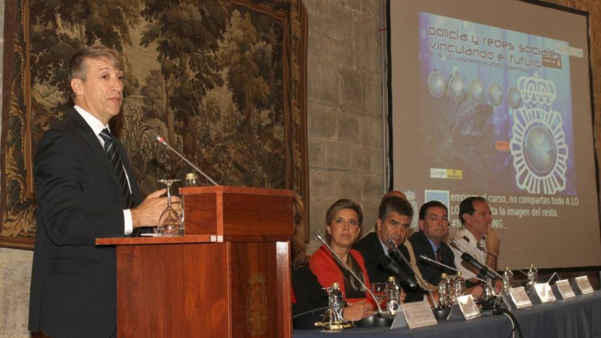 (IaD) El representante de la INTERPOL, José de Gracia, la delegada del Gobierno, María José Salgueiro, el director general de la Policía, Ignacio Cosidó, el presidente de la IACP, Richard Beary y el jefe Superior de Policia de Castilla y León, Manuel Peña-Ical
