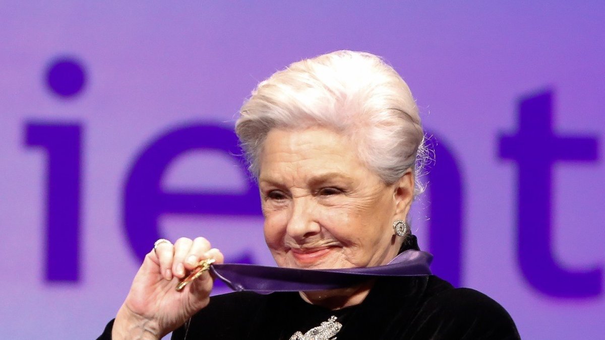 Lola Herrera muestra la Medalla de Oro de Valladolid. J. M. LOSTAU