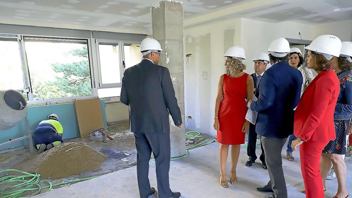 La consejera de Familia e Igualdad de Oportunidades, Alicia García, en su visita a la residencia asistida de personas mayores La Rubia.-ICAL