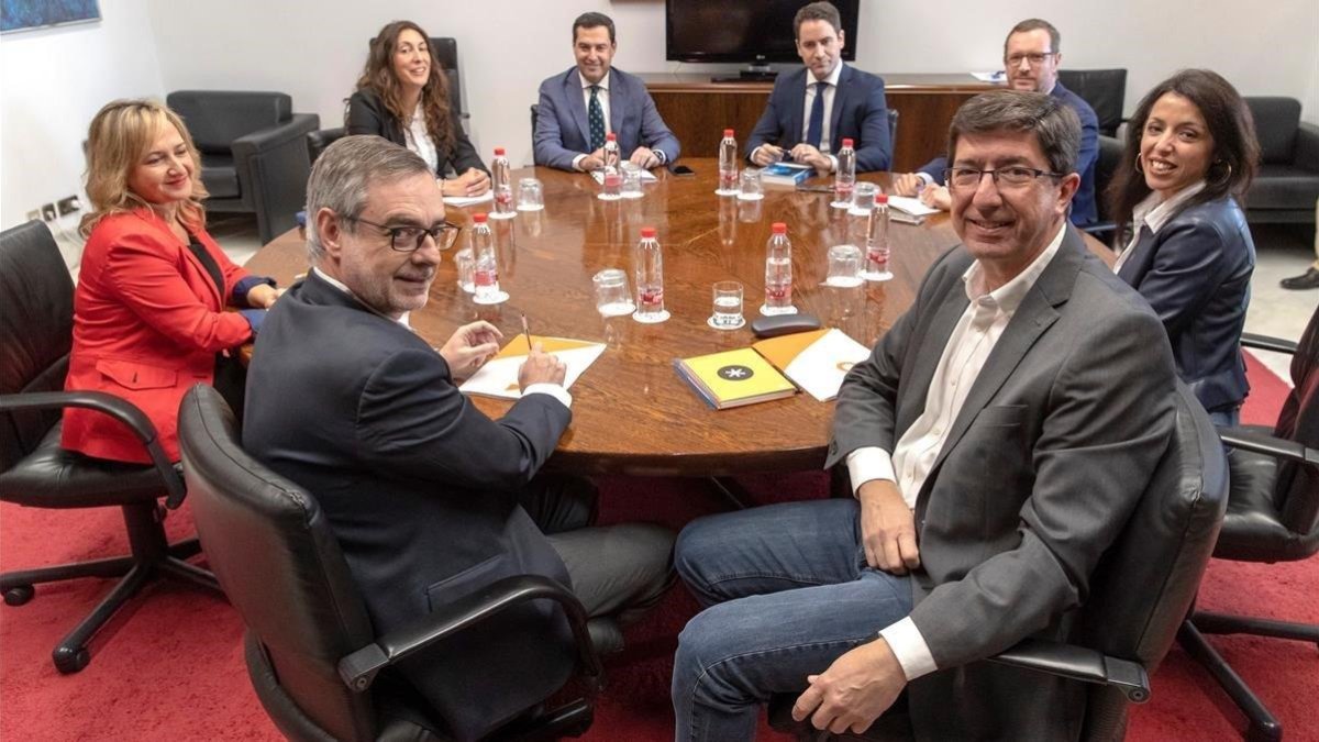 Los equipos negociadores de Partido Popular y Ciudadanos  encabezados por Juanma Moreno  c  y Juan Marin  2d  al comienzo de la segunda reunion que mantuvieron el pasado martes en el Parlamento andaluz.-EFE/ JULIO MUÑOZ