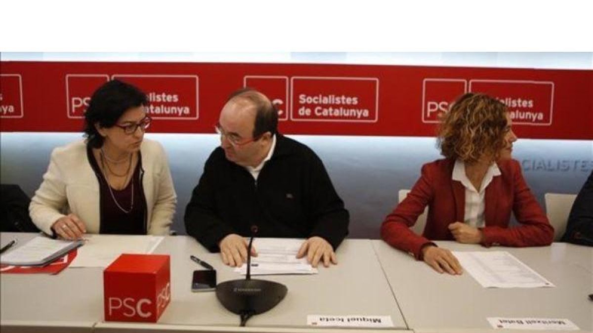 Miquel Iceta, entre Eva Granados y Meritxell Batet, en la sede del PSC.-ALBERT BERTRAN