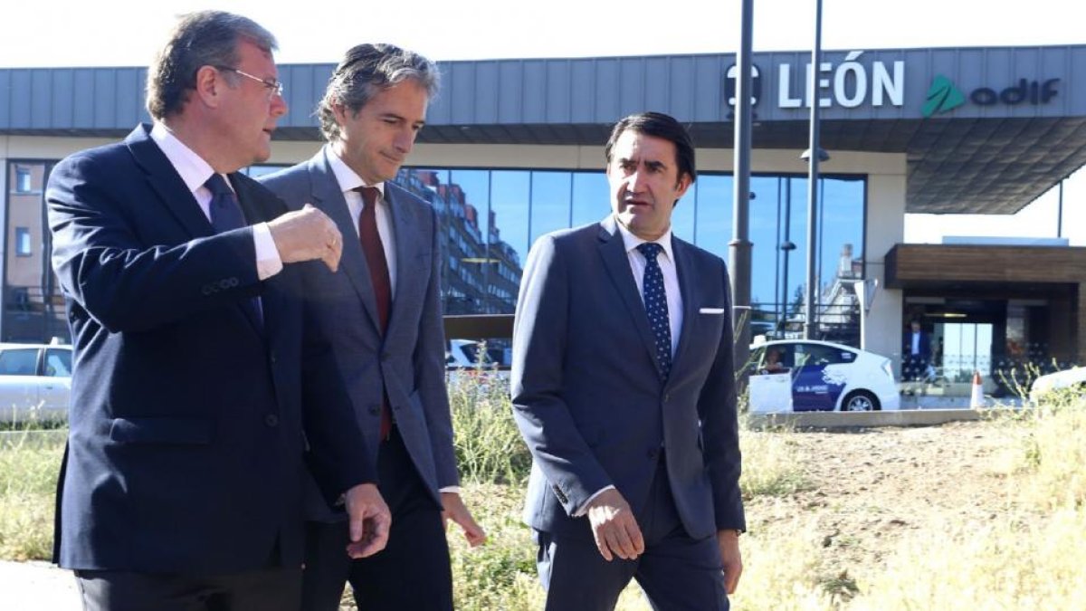 El ministro de Fomento, Íñigo de la Serna, junto al alcalde de León, Antonio Silván y el consejero de Fomento, Juan Carlos Suárez-Quiñones.-ICAL