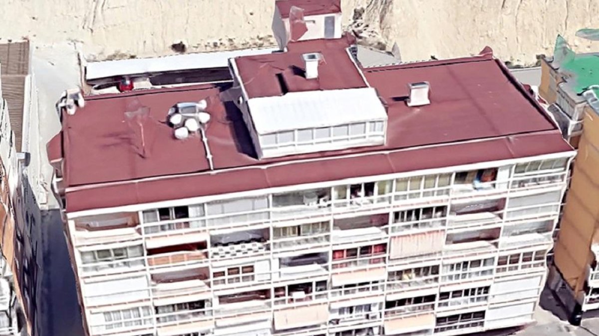 Imagen de satélite del edificio Acapulco en Benidorm, donde se encuentra el apartamento de la UVa.-GOOGLE MAPS