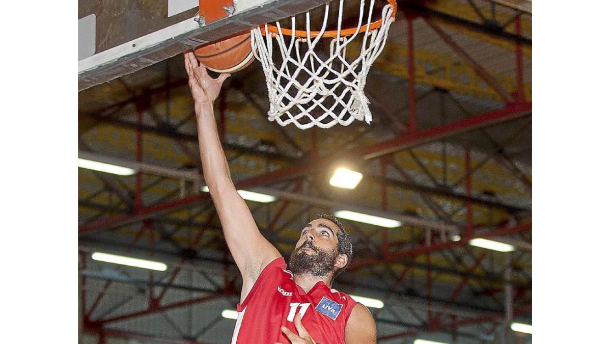 El jugador de la Uva Pedro entra a canasta.-J.C.C.