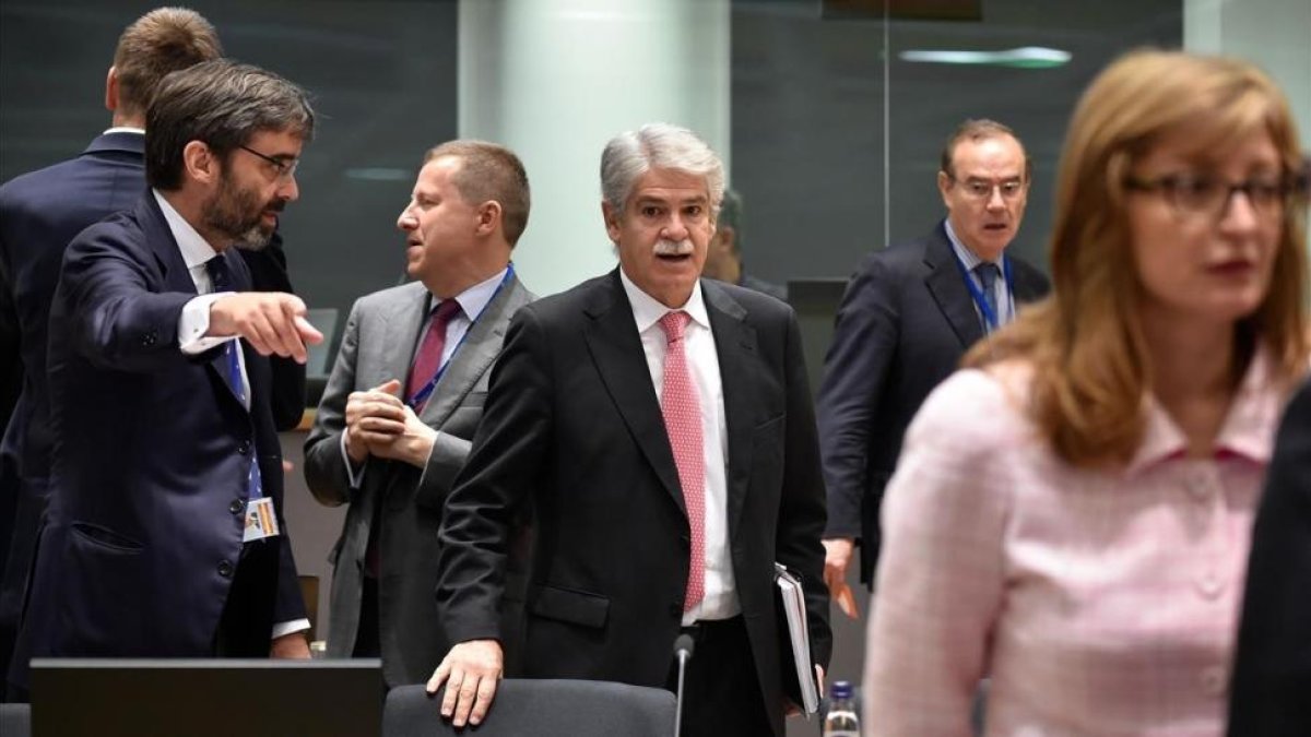 El ministro de Exteriores español, Alfonso Dastis, a su llegada a la reunión con sus homólogos Europeos este lunes en Bruselas.-/ JOHN THYS (AFP)