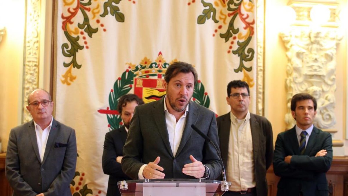 El alcalde de Valladolid, Óscar Puente, y el director general de Deportes de la Junta, Alfonso Lahuerta, presentan la Copa de Europa de Hockey en Línea que se celebra en la ciudad-ICAL