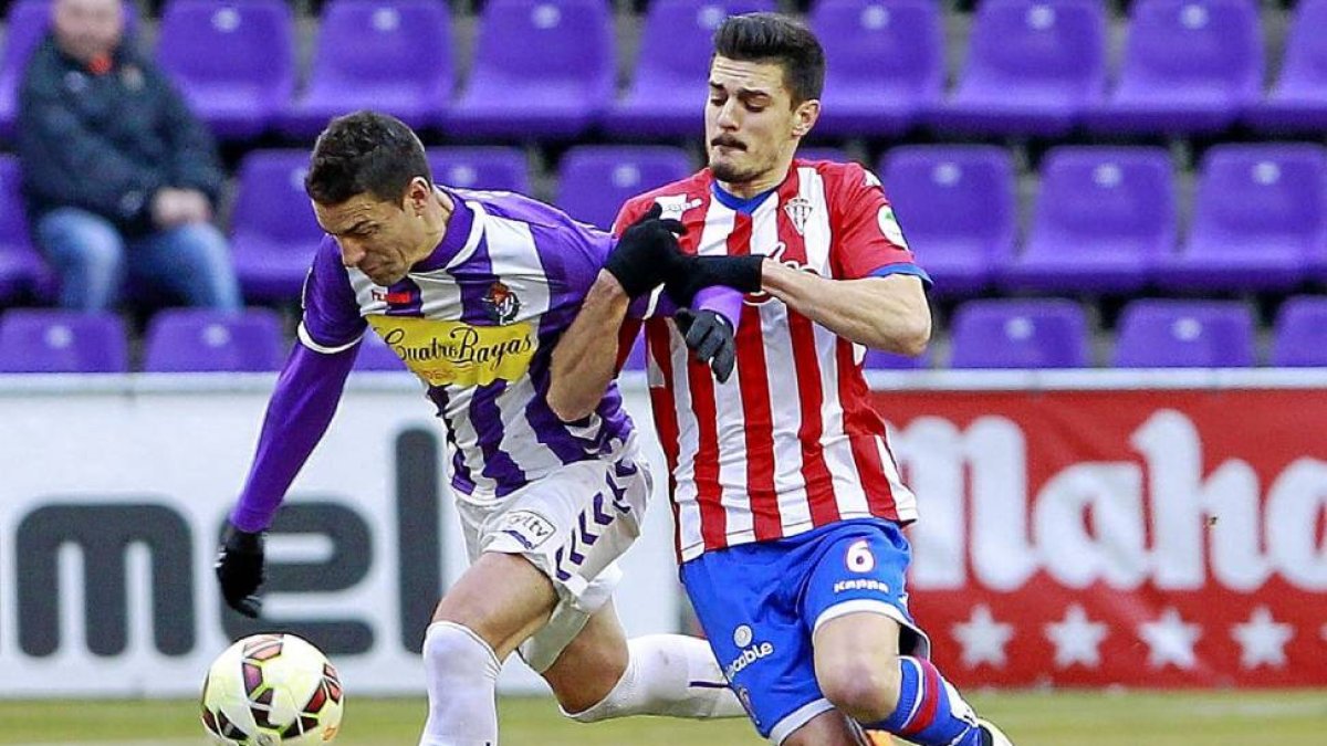 Óscar González pugna por el esférico en el partido contra el Sporting-J.M.Lostau