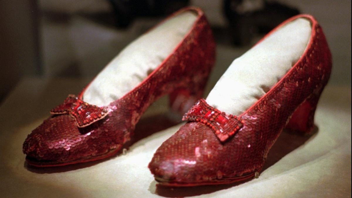 Los zapatos rojos de El mago de Oz, en una foto de archivo de 1996-AP / ED ZURGA
