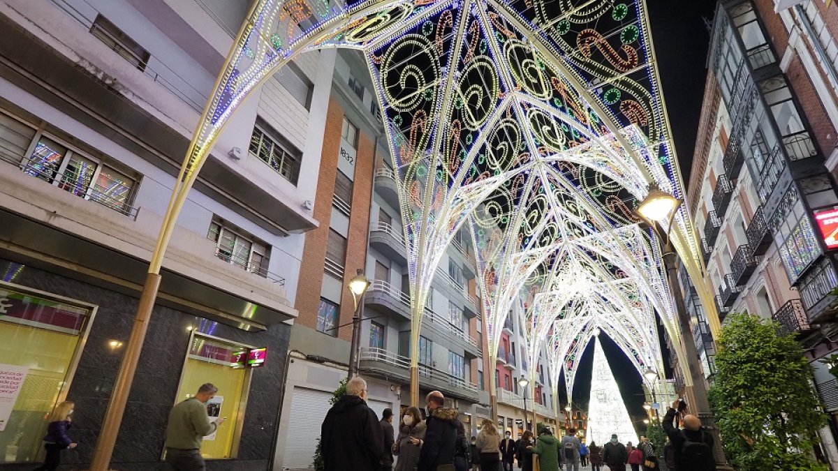 Luces de Navidad en la Calle Santiago en 2020. -PHOTOGENIC/PABLO REQUEJO.