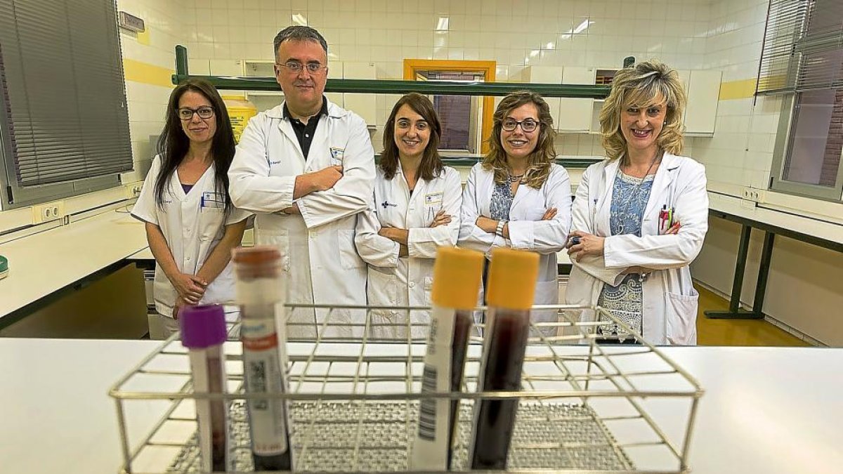 Alicia Ortega, Jesús Bermejo, Raquel Almansa, Marta Martín y Mari Carmen Rodríguez en el laboratorio de Infección e Inmunidad del Hospital Clínico de Valladolid/IECSCYL.-P. REQUEJO