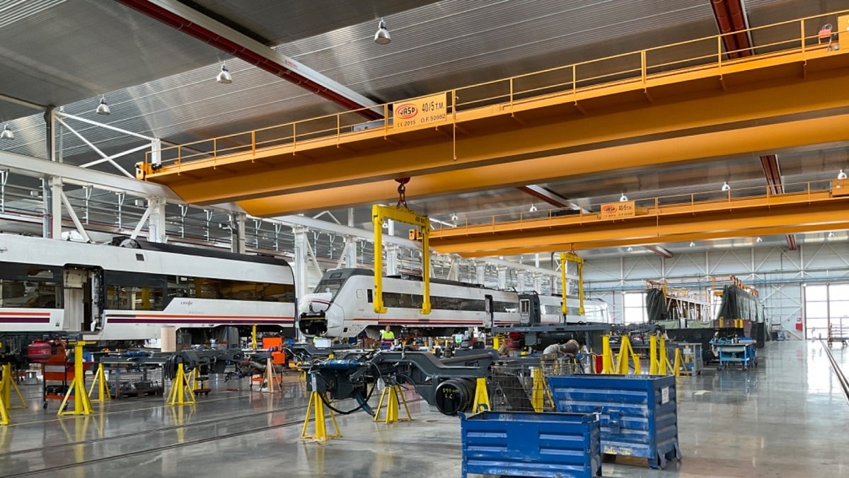 Interior de los talleres de Renfe en el páramo de San Isidro.-E. M.
