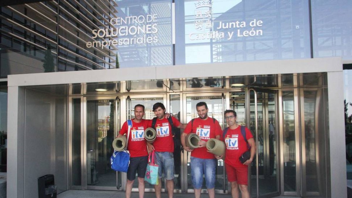 Los trabajadores de Itevelesa salen del edificio ADE Parques Tecnológicos y Empresariales de Castilla y León, en Arroyo de la Encomienda (Valladolid)-Ical