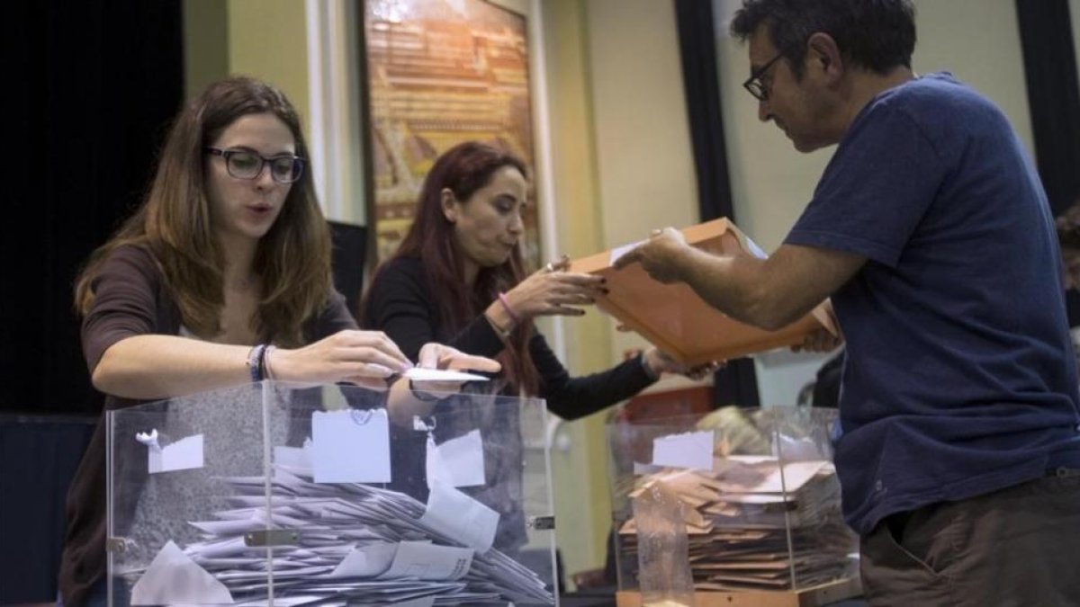 Miembros de una mesa electoral durante el recuento de votos tras el cierre de los colegios en los comicios del 26-J del 2016-QUIQUE GARCÍA (EFE)