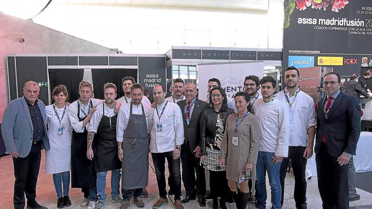 El presidente de la Diputación de Valladolid, Jesus Julio Carnero, en el centro, junto al cocinero Miguel Ángel de la Cruz y alumnos de la Escuela Internacional de Cocina de Valladolid.-ICAL