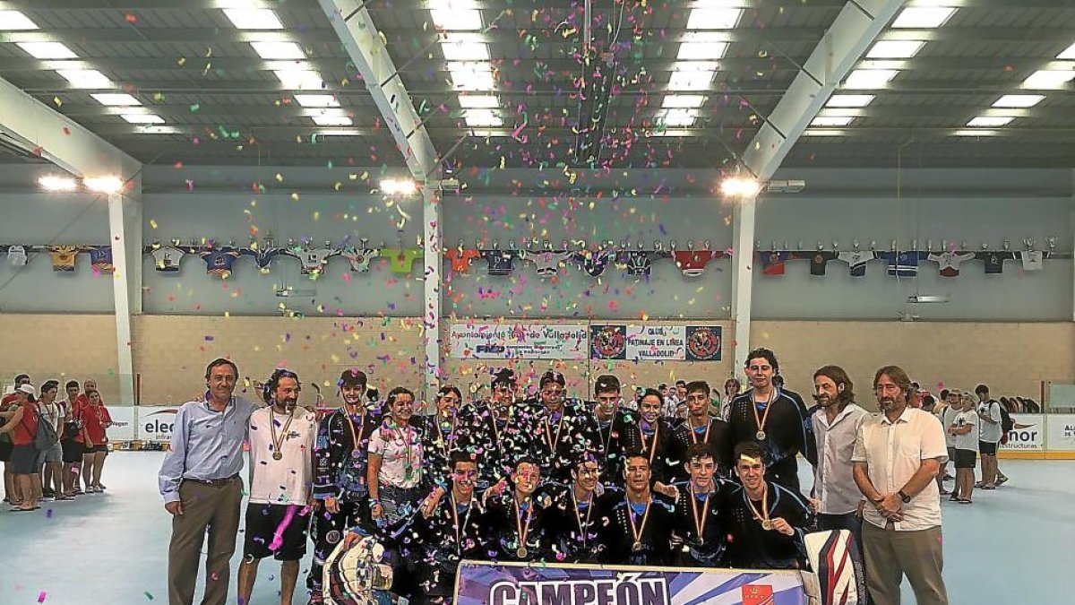 Los juveniles campeones del CPLV posan con entrenadores y miembros del club.-EL MUNDO