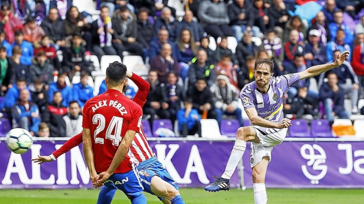 Álex Pérez observa el remate de Míchel en el Valladolid-Sporting; ambos serán baja mañana por sanción.-J. M. LOSTAU