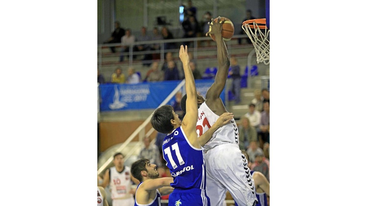 Graham-Bell lucha por un ebote ante Gallardo.-PHOTOGENIC
