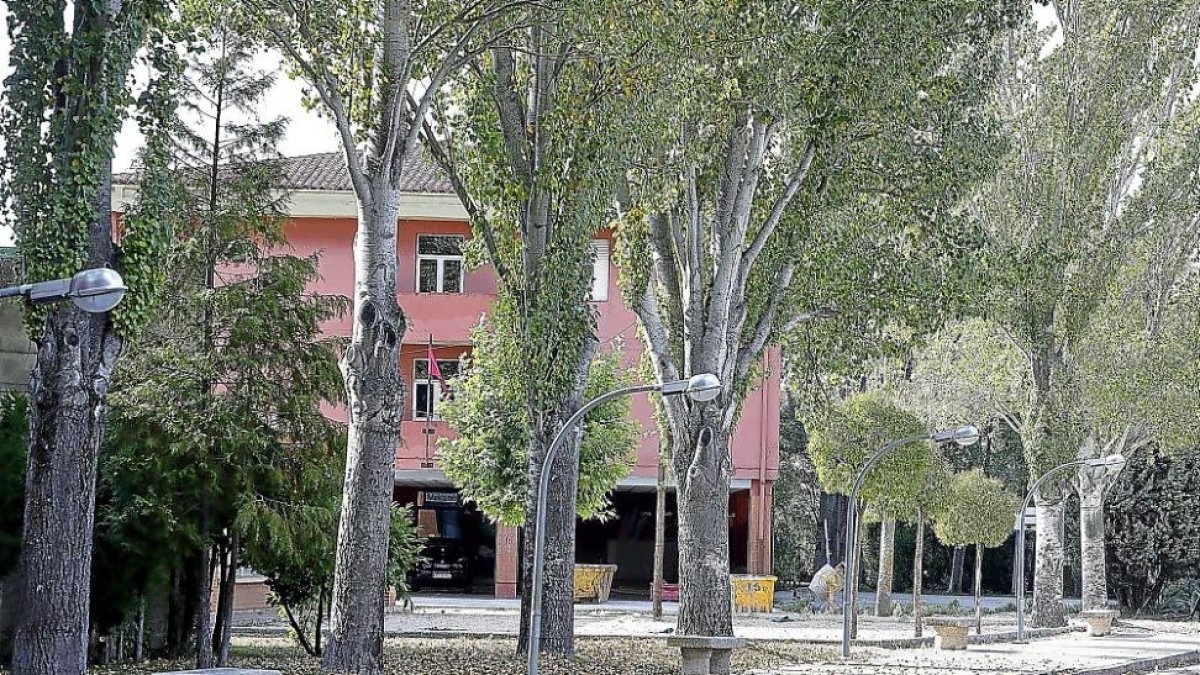 Entrada al colegio Antonio Machado, en el barrio de La Pilarica.-PABLO REQUEJO/ PHOTOGENIC