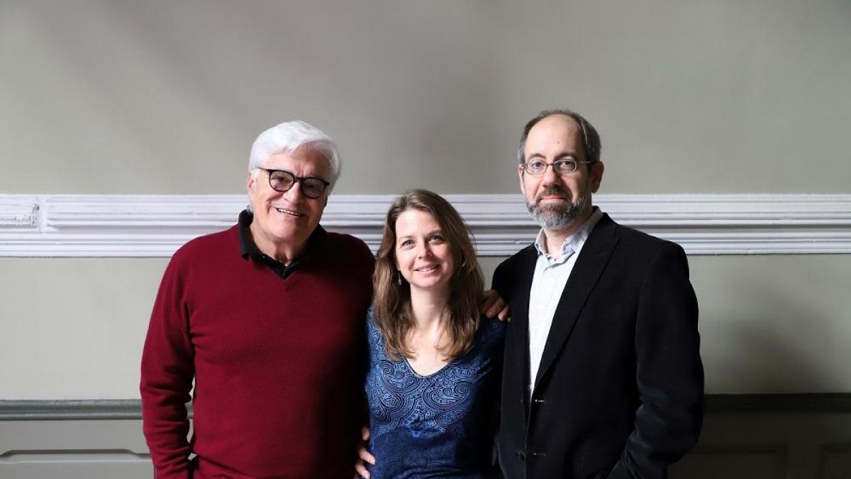 Los directores de la película documental 'El silencio de otros' Almudena Carracero y Robert Bahar junto a uno de los protagonistas, José María Galante Chato.-ICAL