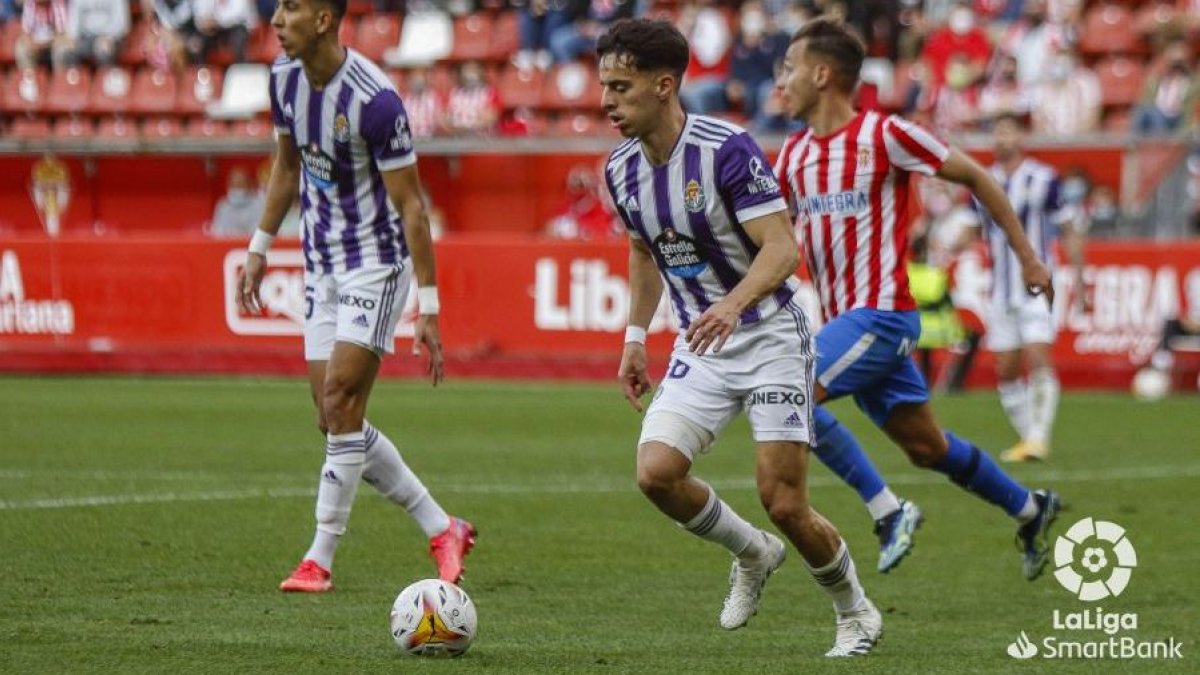 Aguado, autor del gol, conduce una jugada de ataque. / E.M.