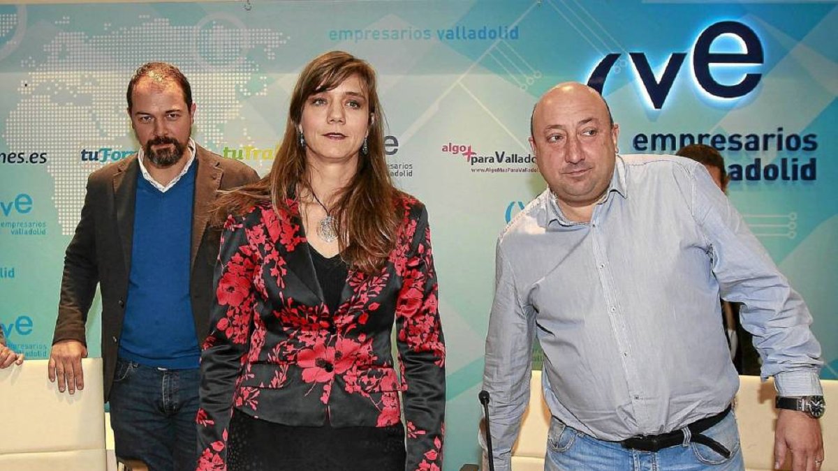 Ángela de Miguel, ayer, flanqueada por los miembros del comité ejecutivo Alejandro García y Jaime Fernández-J.M.Lostau