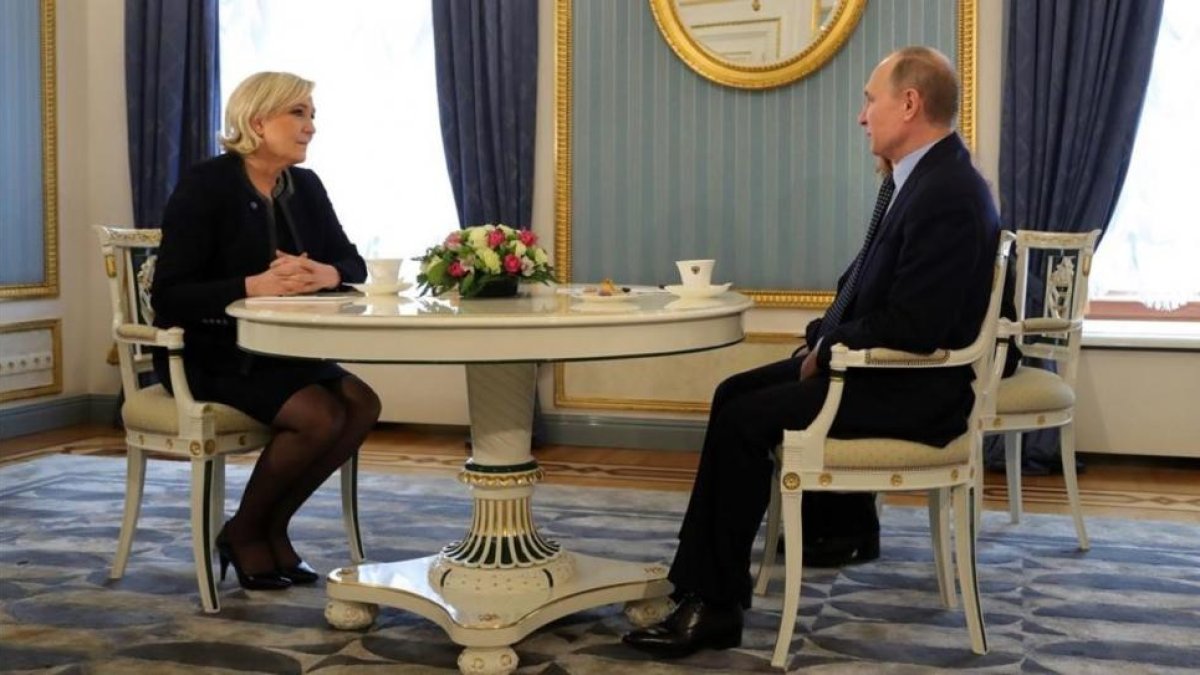 Le Pen y Putin, en su encuentro en Moscú.-MIKHAIL KLIMENTYEV