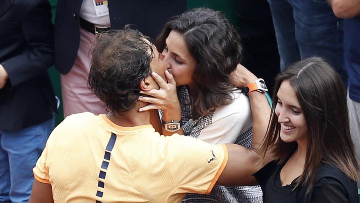 Rafael Nadal celebra su 30 cumpleaños en aguas de Eivissa con su novia, Xisca Perelló y un grupo de amigos.-VALERY HACHE / AFP