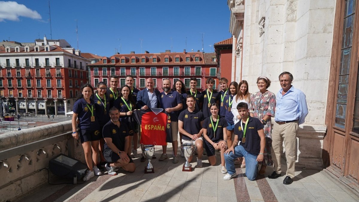 Los internacionales del CPLV en el balcón del Ayuntamiento junto al alcalde Jesús Julio Carnero. / EL MUNDO