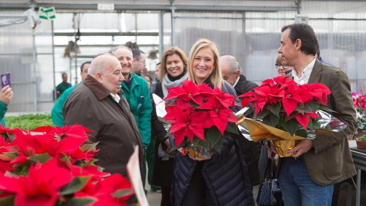 (I a D) El presidente de Asprosub, Patricio Santana; la presidenta de la Comunidad de Madrid, Cristina Cifuentes; y el vicesecretario de Organización del Partido Popular y cabeza de lista por Zamora al Congreso, Fernando Martínez-Maíllo, visitan el Centro-ICAL