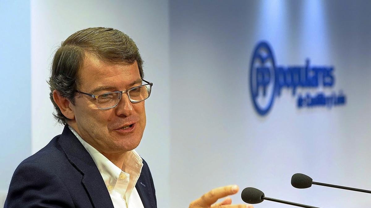 Alfonso Fernández Mañjueco, durante su comparecencia ante los medios en la sede autonómica del PP.-ICAL
